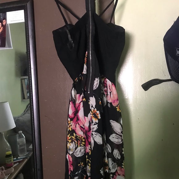 Adorable floral dress! High low and built in padding. - Picture 3 of 6